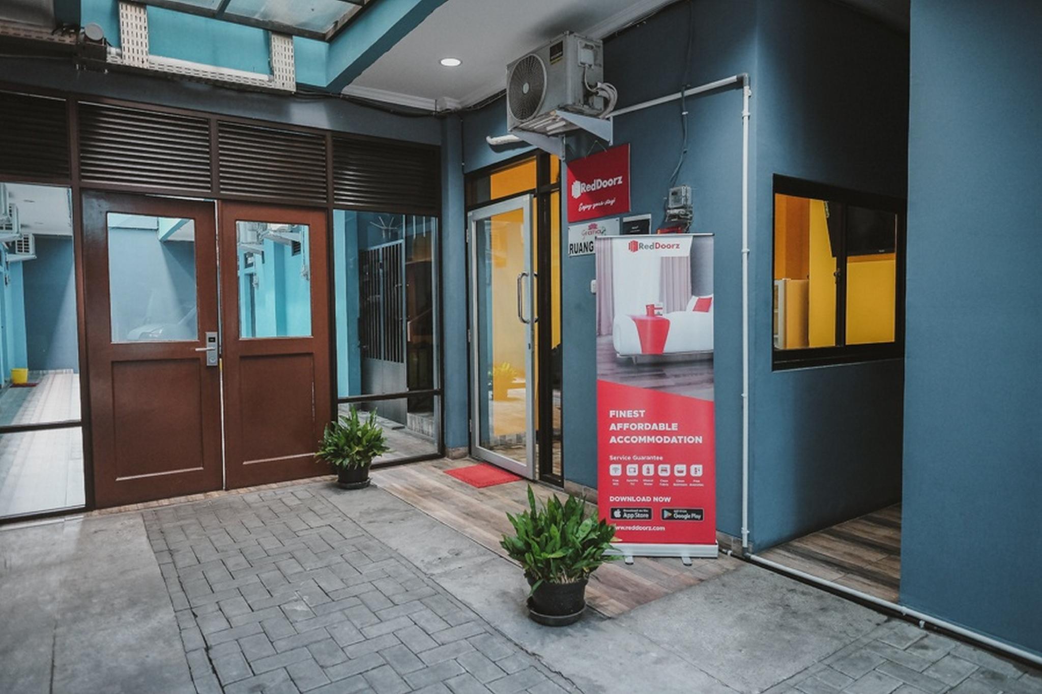 Hotel Reddoorz Near Rsud Koja Giacarta Esterno foto